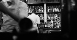 découvrez les enjeux liés à la consommation d'alcool sur le lieu de travail, ses impacts sur la productivité et le bien-être des employés, ainsi que des stratégies pour promouvoir un environnement de travail sain et responsable.