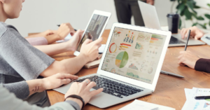 découvrez le métier de data analyst : rôle essentiel dans l'analyse et l'interprétation des données pour orienter les décisions stratégiques des entreprises. apprenez-en plus sur les compétences requises, les outils utilisés et les opportunités de carrière dans ce domaine en pleine expansion.