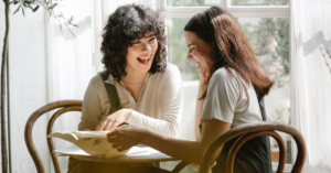 découvrez l'importance du dialogue social dans le monde du travail, un outil essentiel pour favoriser la coopération entre employeurs et employés, promouvoir des conditions de travail équitables et renforcer la légitimité des décisions au sein des entreprises.