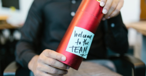 découvrez l'importance de l'onboarding pour assurer une intégration réussie des nouveaux employés. apprenez les meilleures pratiques pour créer une expérience engageante qui favorise la productivité et la rétention des talents dès le premier jour.
