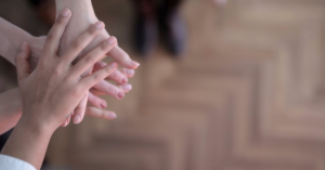 découvrez la puissance de la solidarité, un principe essentiel qui unit les individus dans le soutien mutuel et la compassion. apprenez comment l'entraide et la coopération peuvent transformer nos vies et renforcer nos communautés.