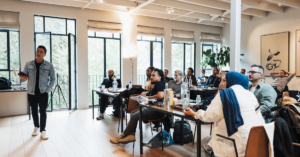découvrez l'importance des soft skills, ces compétences interpersonnelles essentielles qui favorisent la collaboration, la communication et le leadership en milieu professionnel. apprenez comment développer ces qualités pour améliorer vos relations au travail et booster votre carrière.