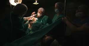 découvrez le rôle essentiel de la sage-femme dans l'accompagnement de la grossesse, de l'accouchement et du postpartum. apprenez comment ces professionnelles de la santé soutiennent les futures mamans avec expertise et bienveillance.