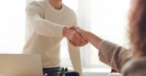 découvrez les questions d'entretien d'embauche les plus courantes et préparez-vous efficacement pour réussir votre prochain entretien professionnel.