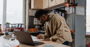 découvrez des idées de side hustle efficaces pour arrondir vos fins de mois, développer vos compétences et augmenter vos revenus sans quitter votre emploi principal.