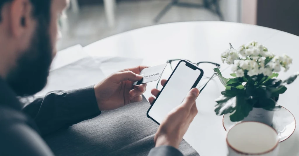 découvrez comment reconnaître et éviter les arnaques téléphoniques courantes pour protéger vos informations personnelles et votre argent.