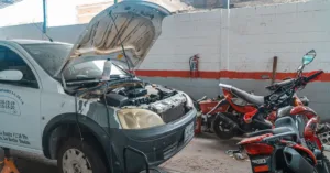 découvrez nos services complets d'entretien de véhicules et d'assurance pour assurer la sécurité et la longévité de votre voiture.