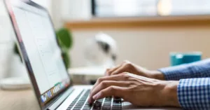 découvrez des stratégies et outils numériques pour optimiser votre productivité au quotidien et travailler plus efficacement grâce à la technologie.